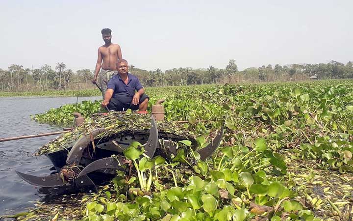 শেওলা কাটা মেশিন আবিষ্কার করলেন মণিরামপুরের প্রদীপ